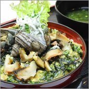 しらすとサザエの卵とじ丼